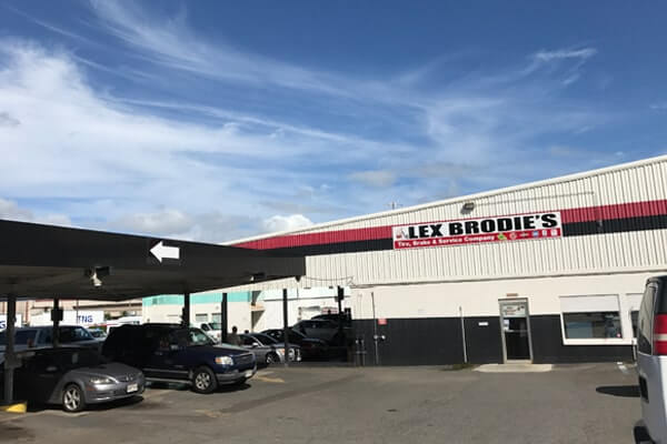 A large building with a lot of cars parked in front of it. | Lex Brodies 