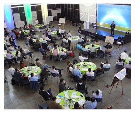 Tradutécnicas Global personas en salón de conferencia