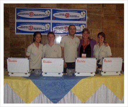 Tradutécnicas Global grupo de personas sonriendo