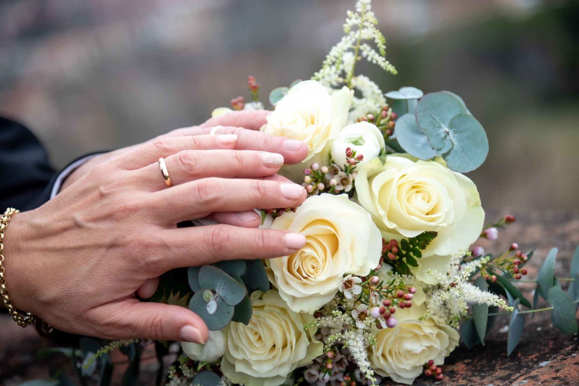 foto artistica di un bouquet nuziale