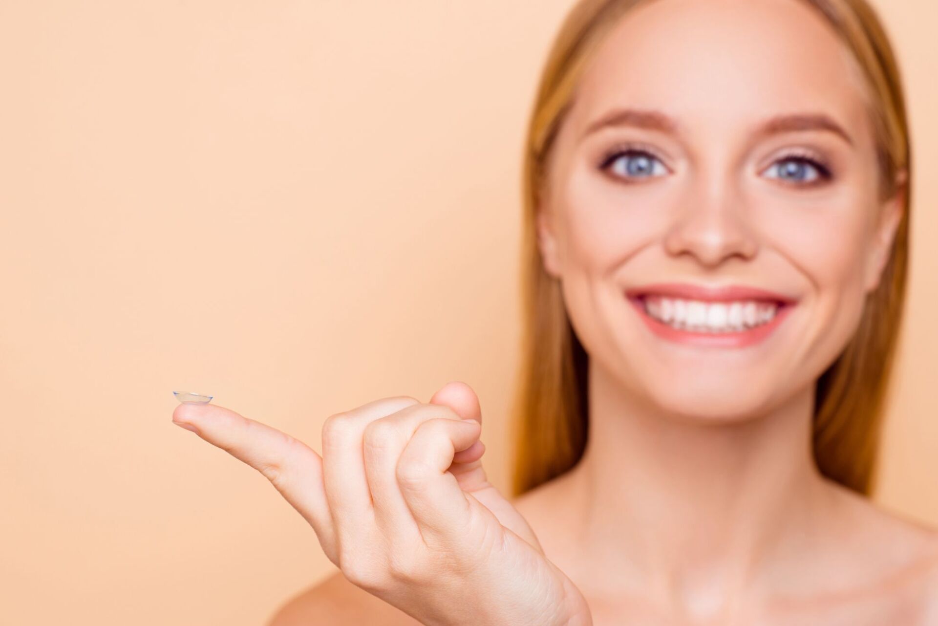 donna con lenti a contatto