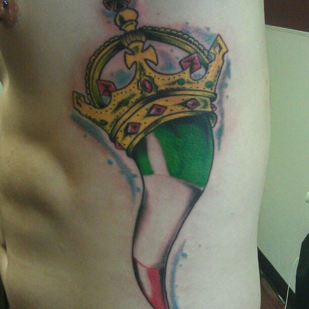 A woman has a tattoo of a crown on her leg