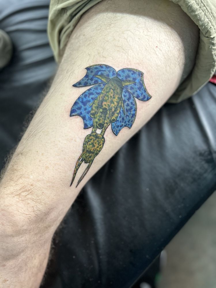 A close up of a tattoo on a person 's leg.