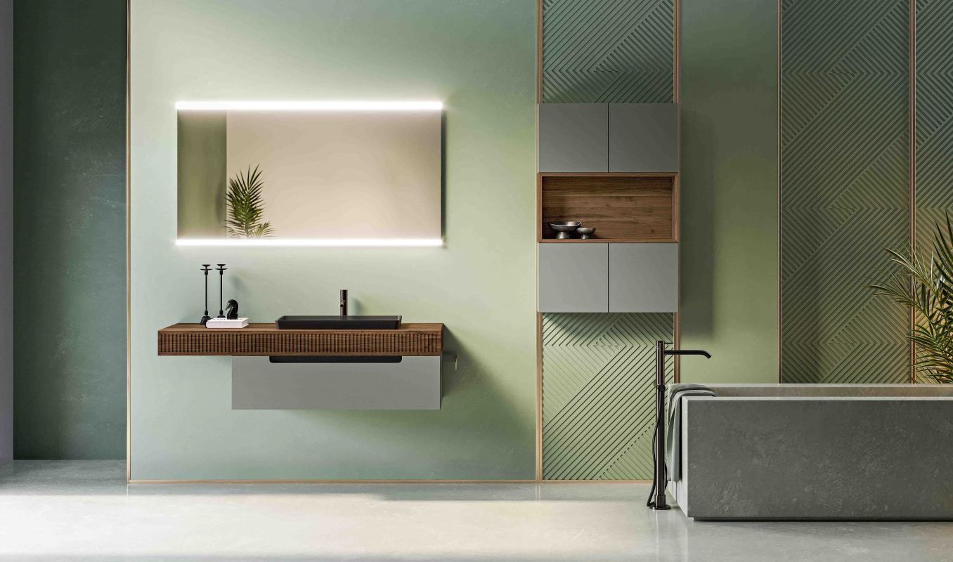 una casa bianca con un tettoia in legno