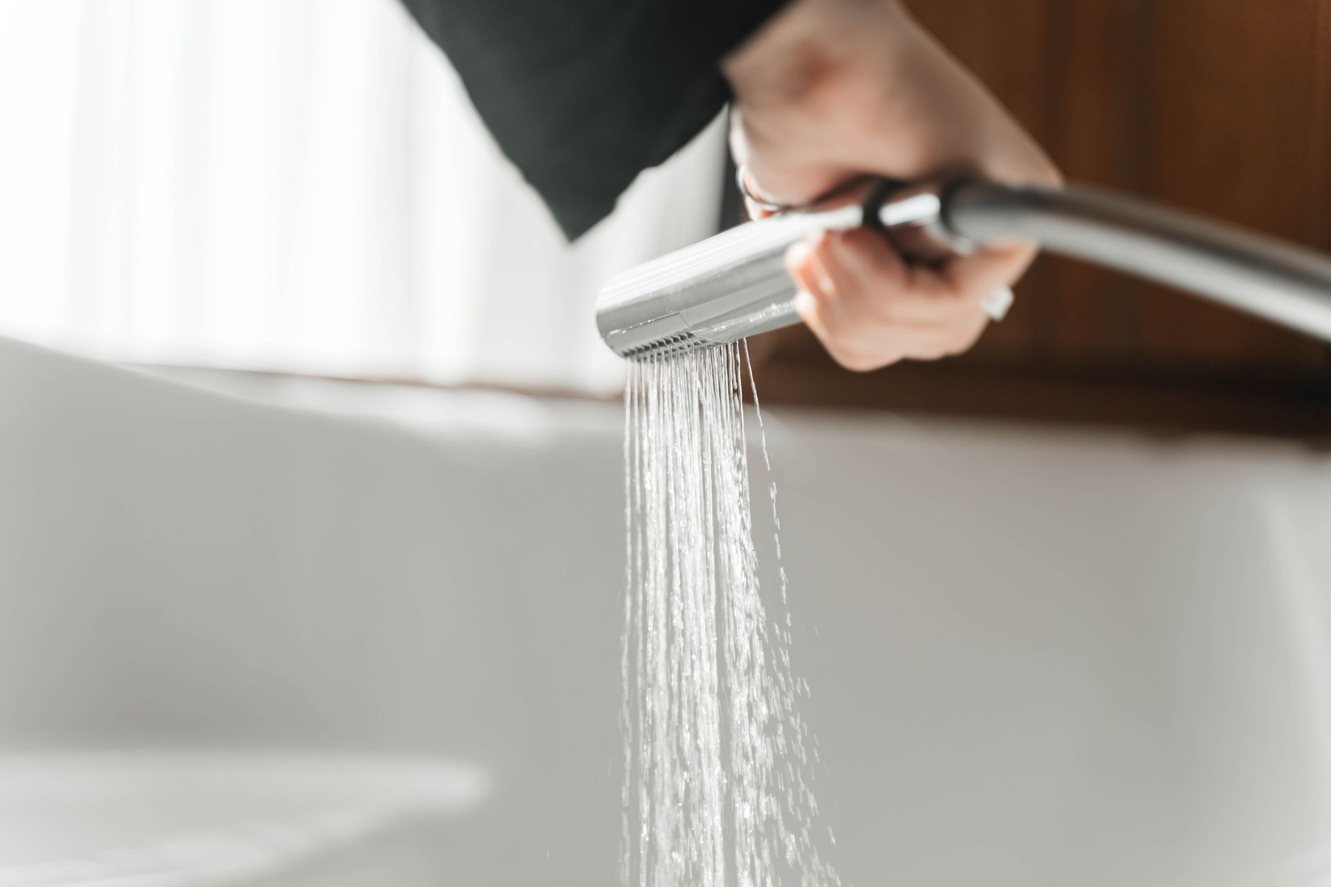 una casa bianca con un tettoia in legno