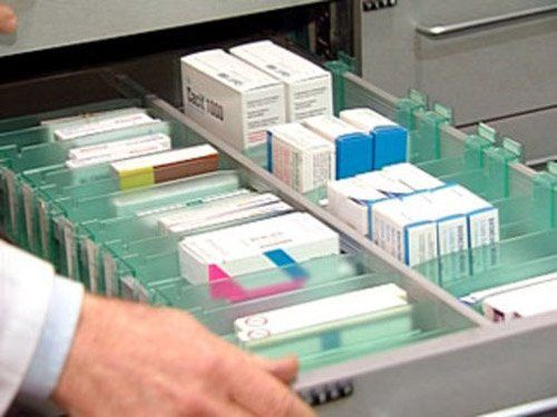 cassetto con scatole di medicine