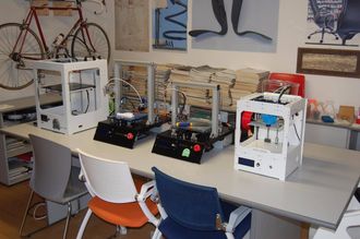 Persona che lava il pavimento con uno straccio blu, un liquido detergente verde e schiuma bianca sul pavimento.