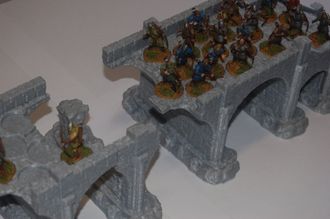 Persona che lava il pavimento con uno straccio blu, un liquido detergente verde e schiuma bianca sul pavimento.