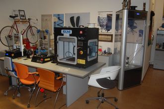 Persona che lava il pavimento con uno straccio blu, un liquido detergente verde e schiuma bianca sul pavimento.