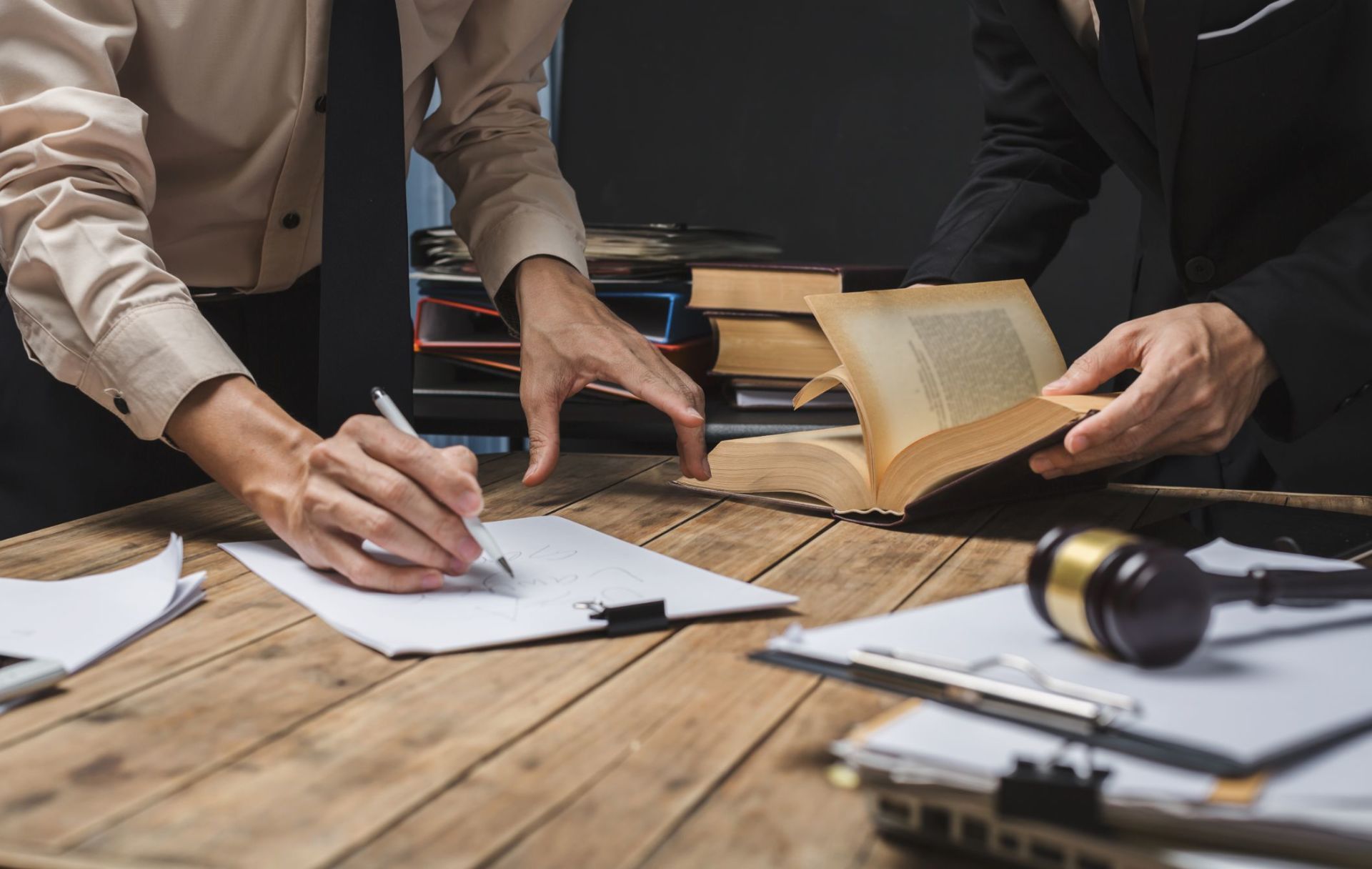 Avvocato consulta manuale di diritto