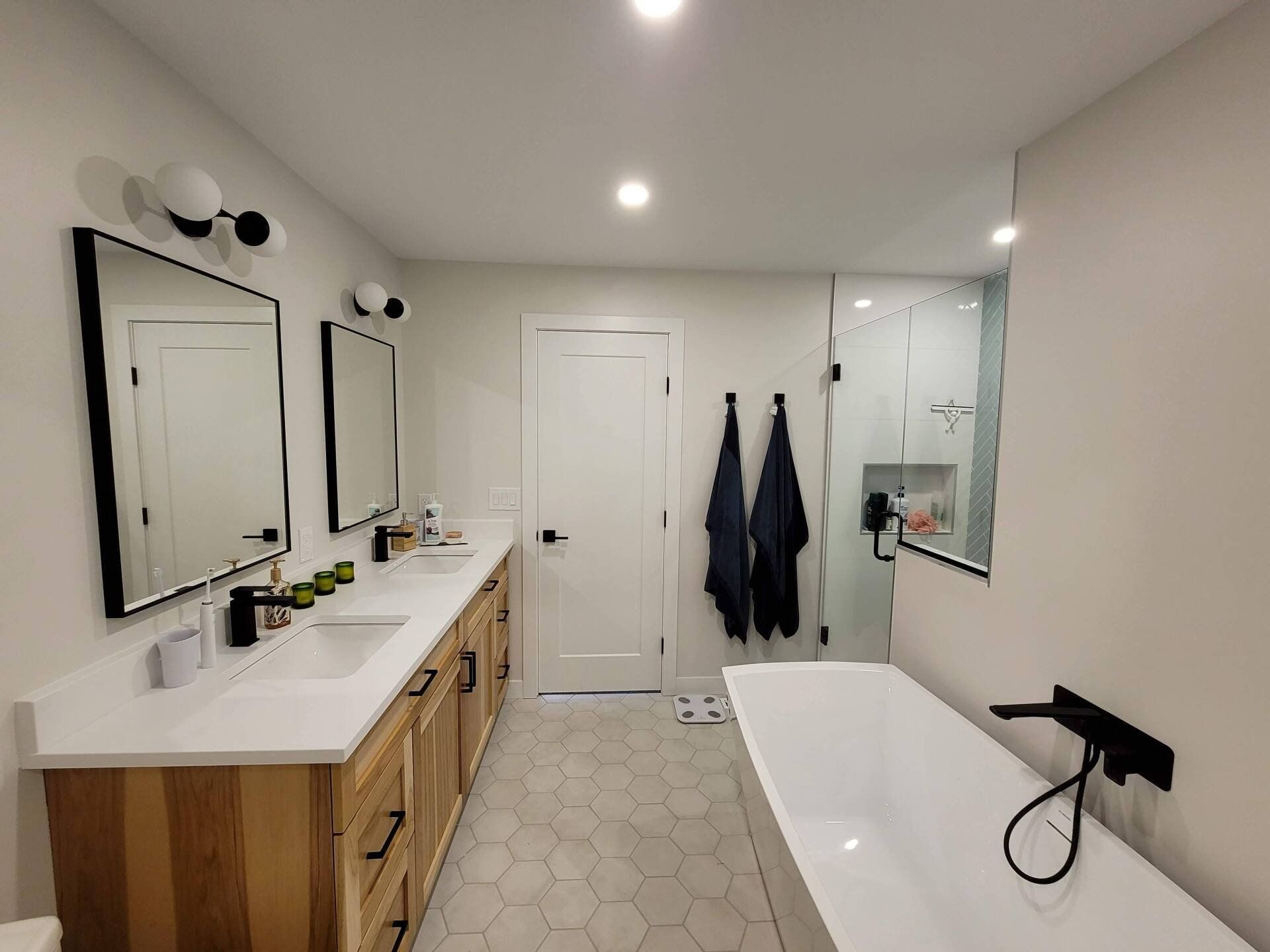 A bathroom with two sinks and a bathtub.