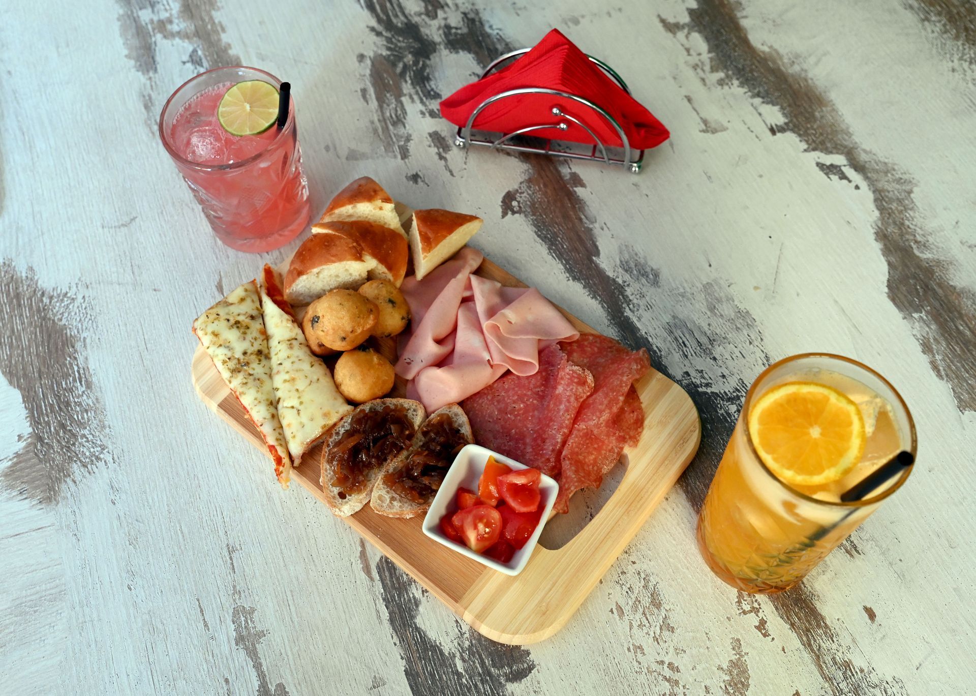 tagliere aperitivo con succo di frutta