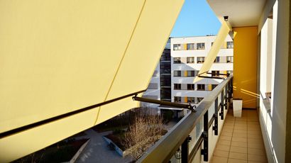 Um toldo branco na lateral de um prédio