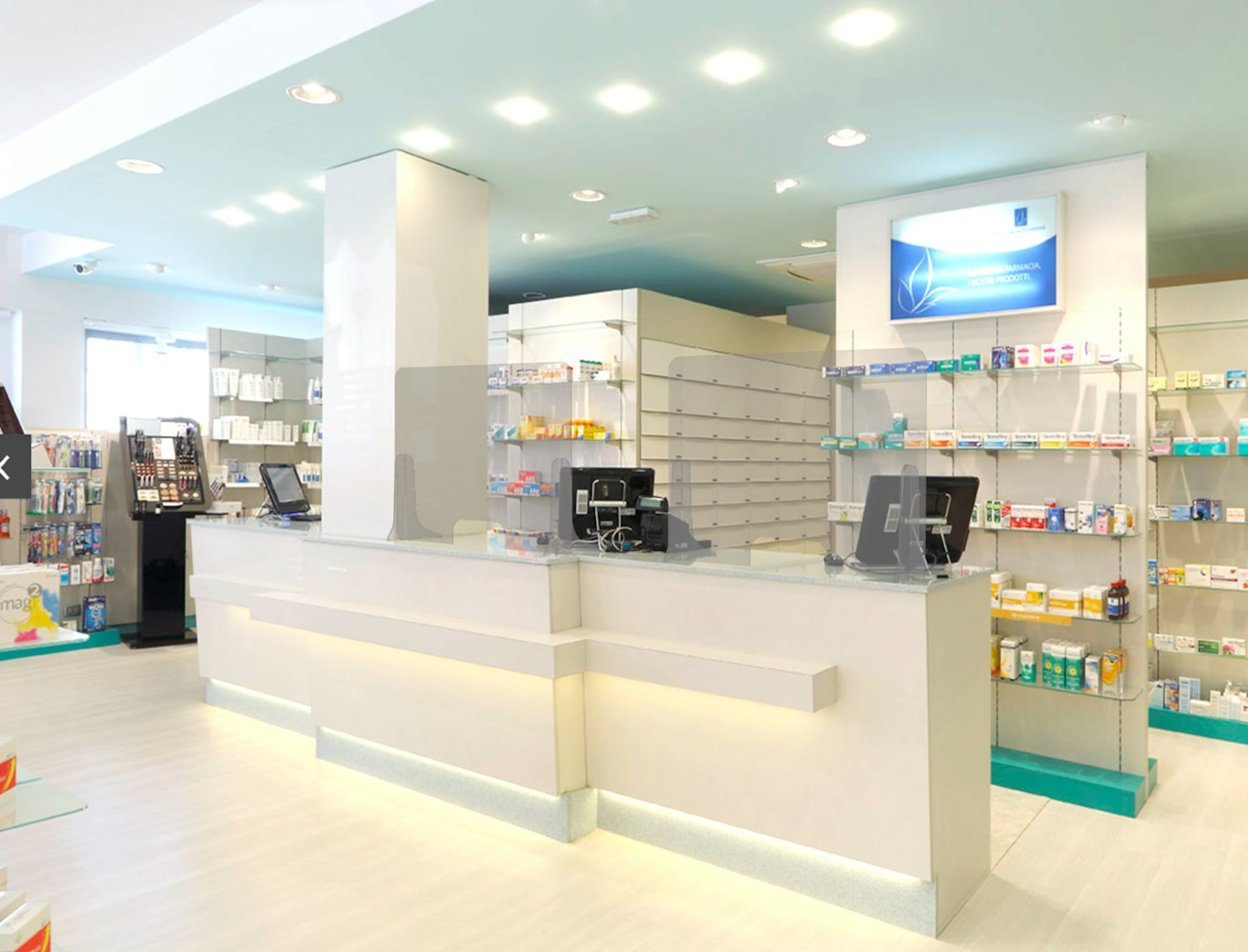 lavori di stampa su plexiglass per attività commerciali