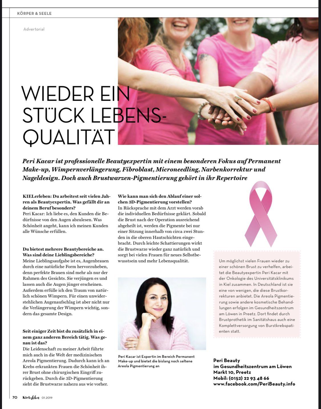 Eine Gruppe von Frauen in rosa Hemden hält Händchen.