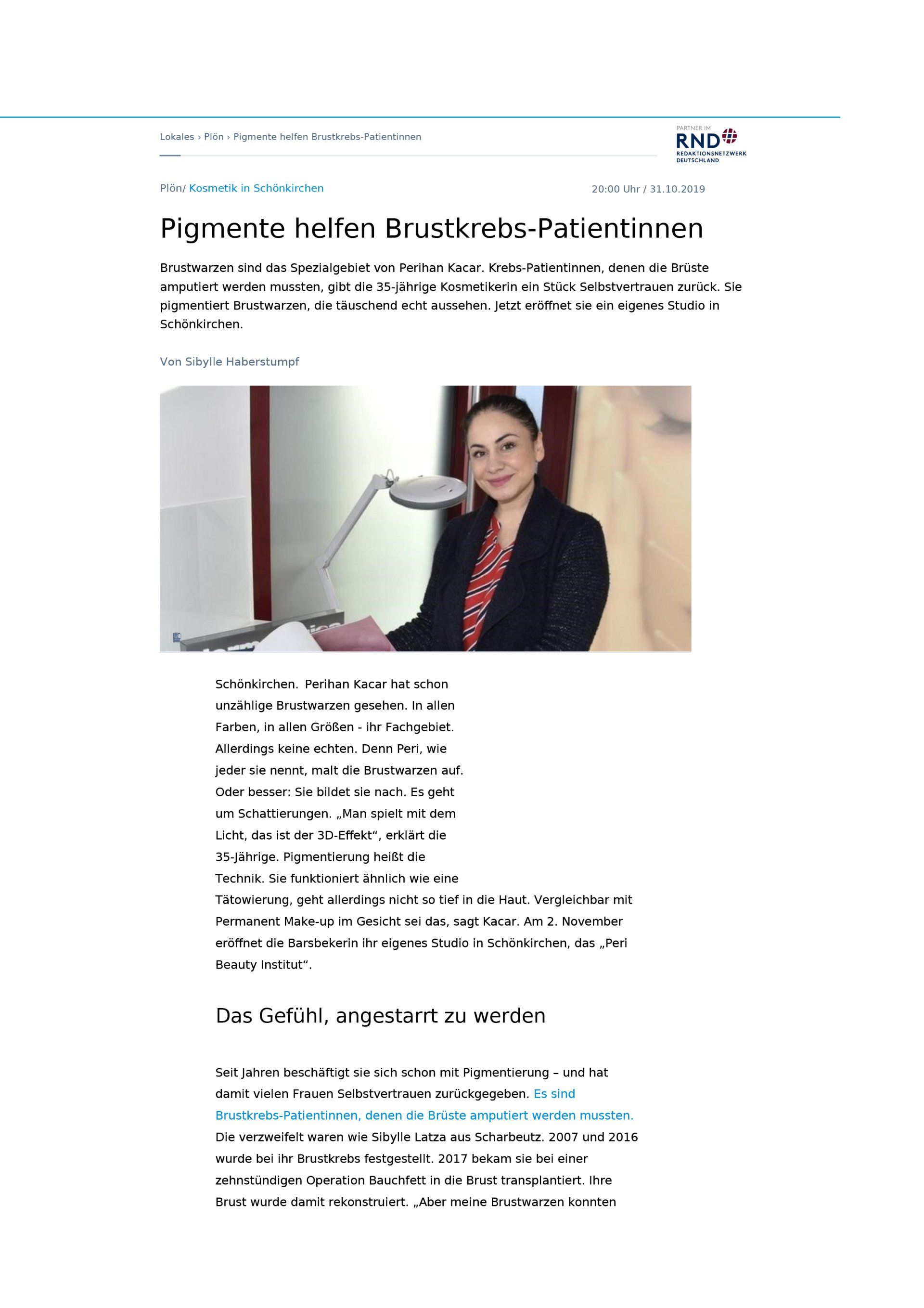 Eine Frau sitzt mit einer Lampe in der Hand vor einem Laptop.