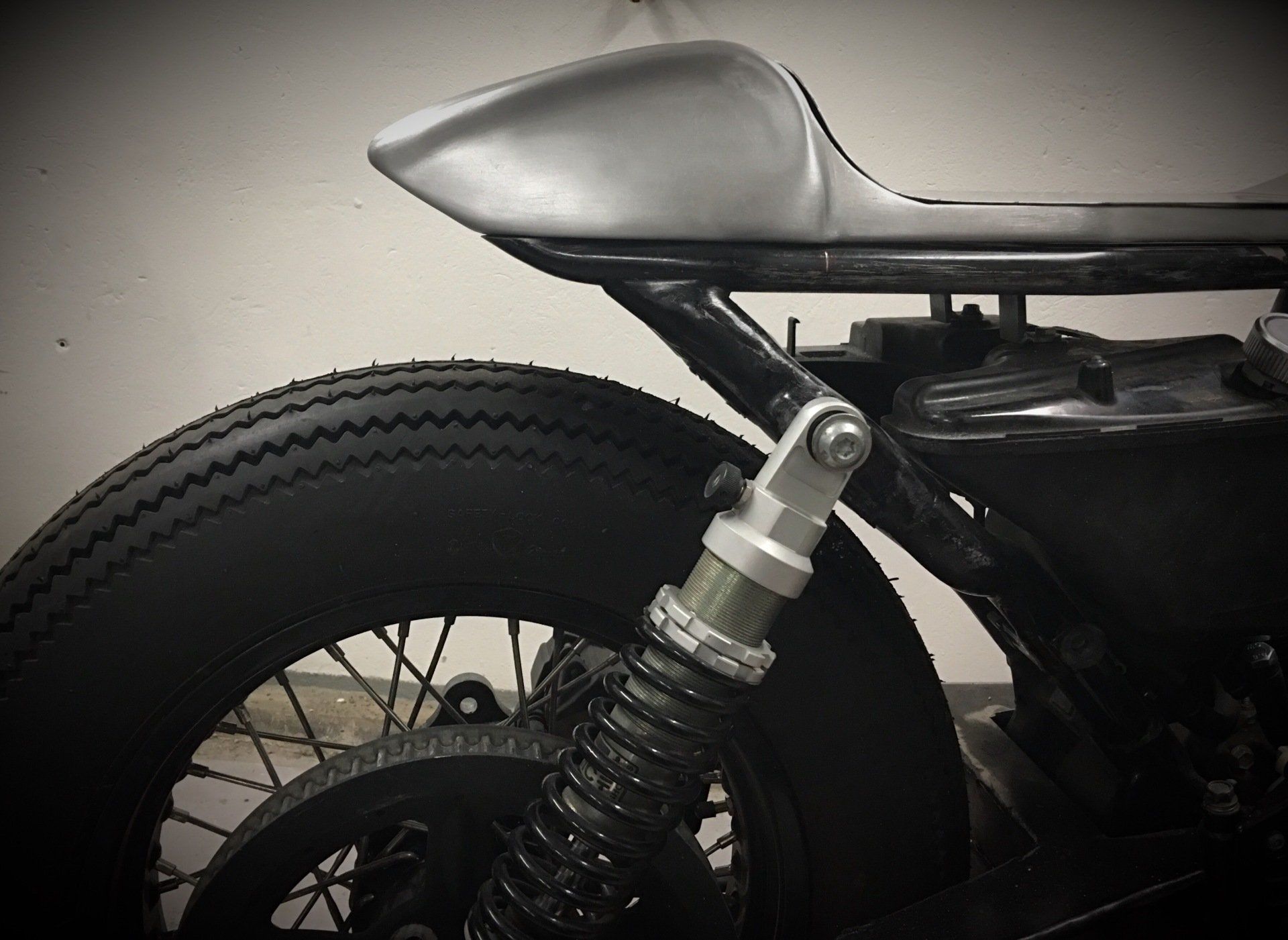 XR1200 aluminium seat