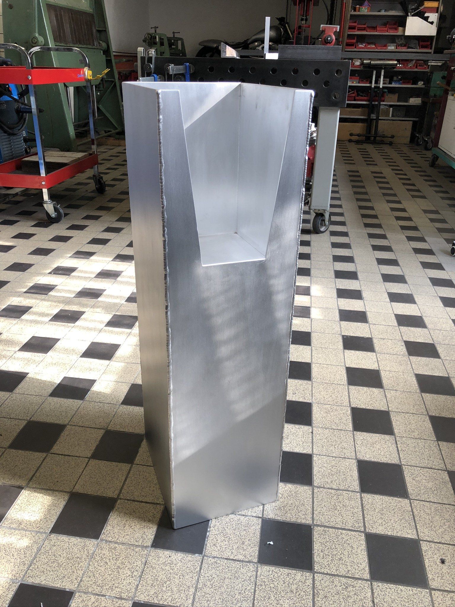 aluminium magazine stand