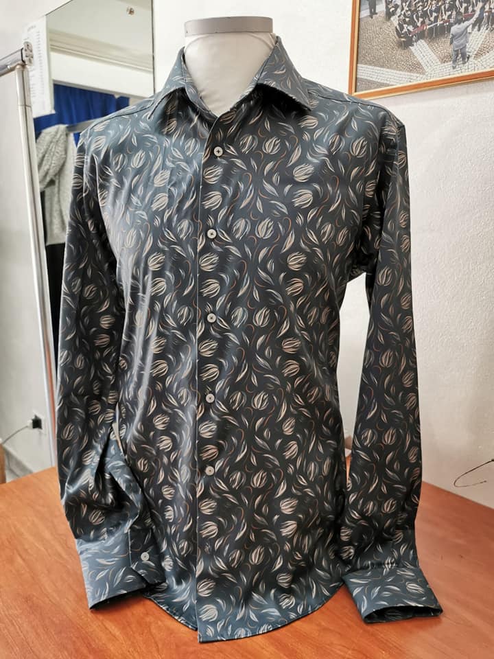 camicia scura a fantasia