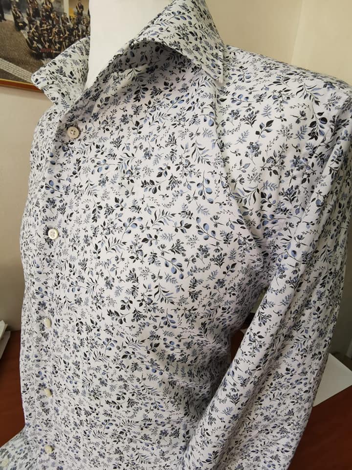 camicia chiara a fantasia