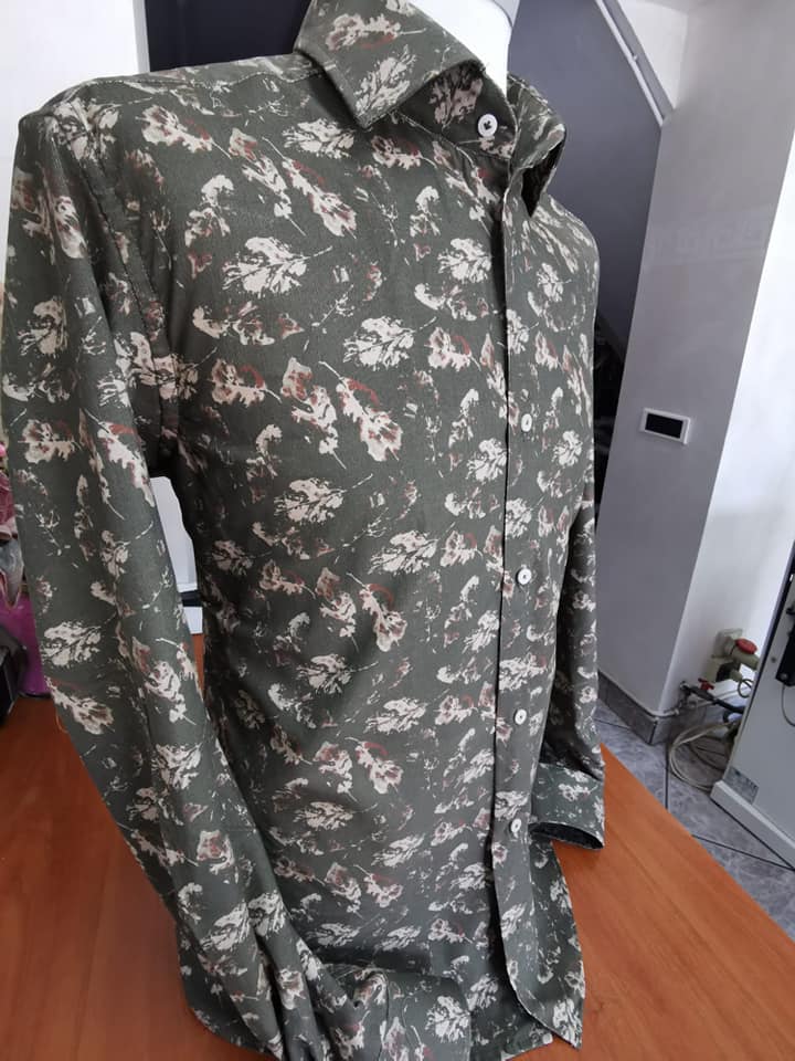 camicia scura floreale