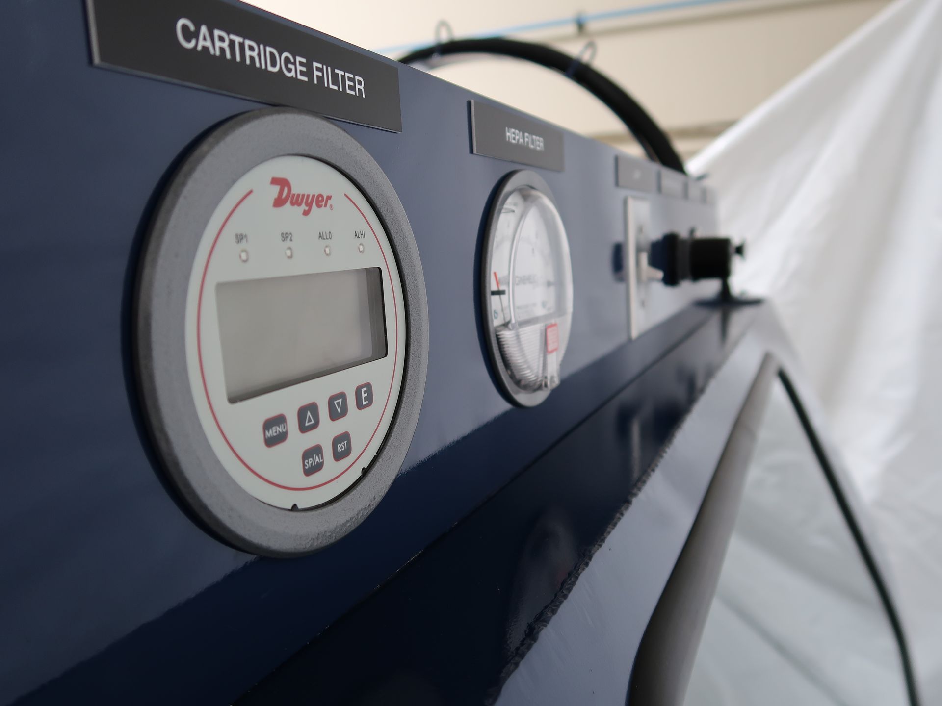 Control panel with gauges and digital display; Cartridge Filter, Main Filter indicators.