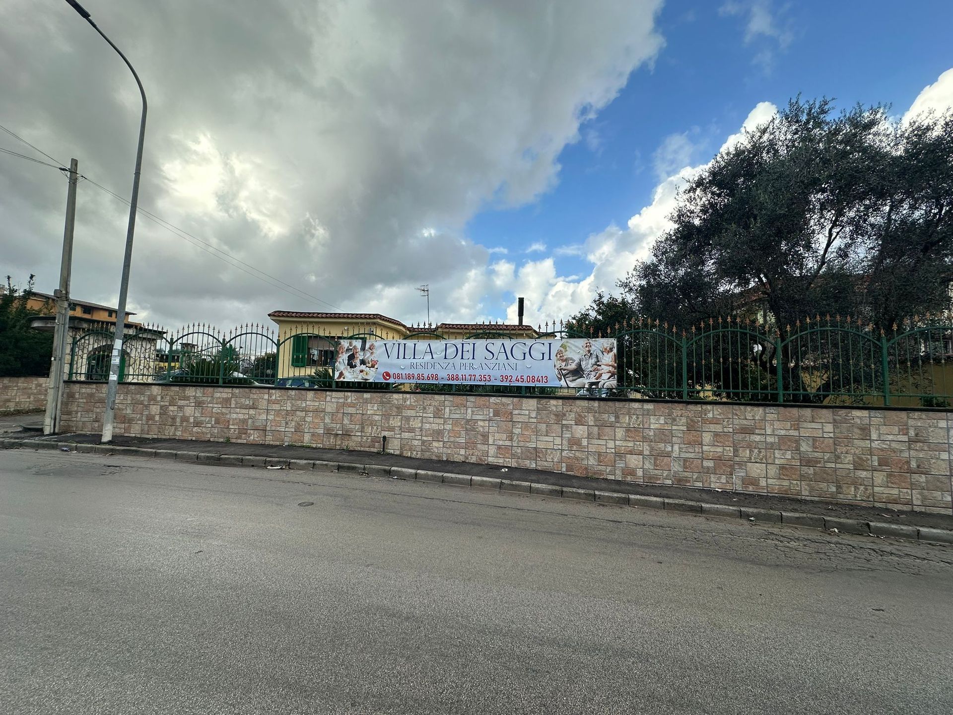 Cartellone pubblicitario su un muro di mattoni con la scritta