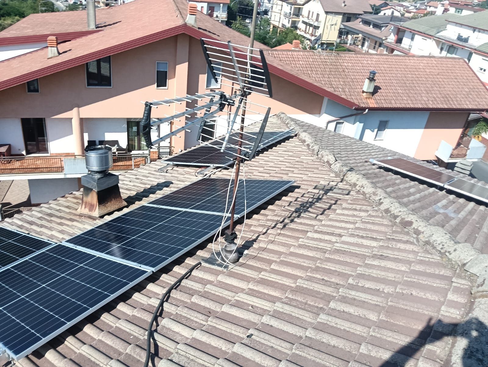 Un tetto con molti pannelli solari