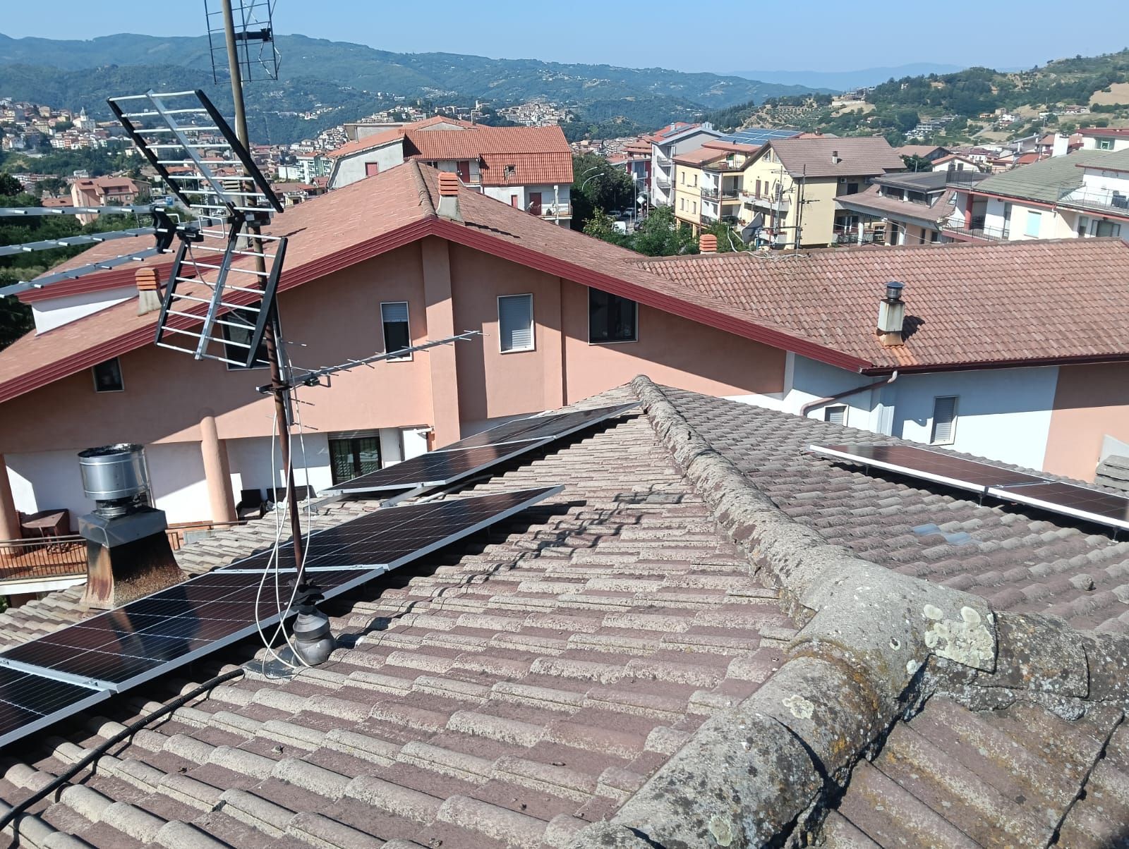 Il tetto di una casa con un'antenna sopra