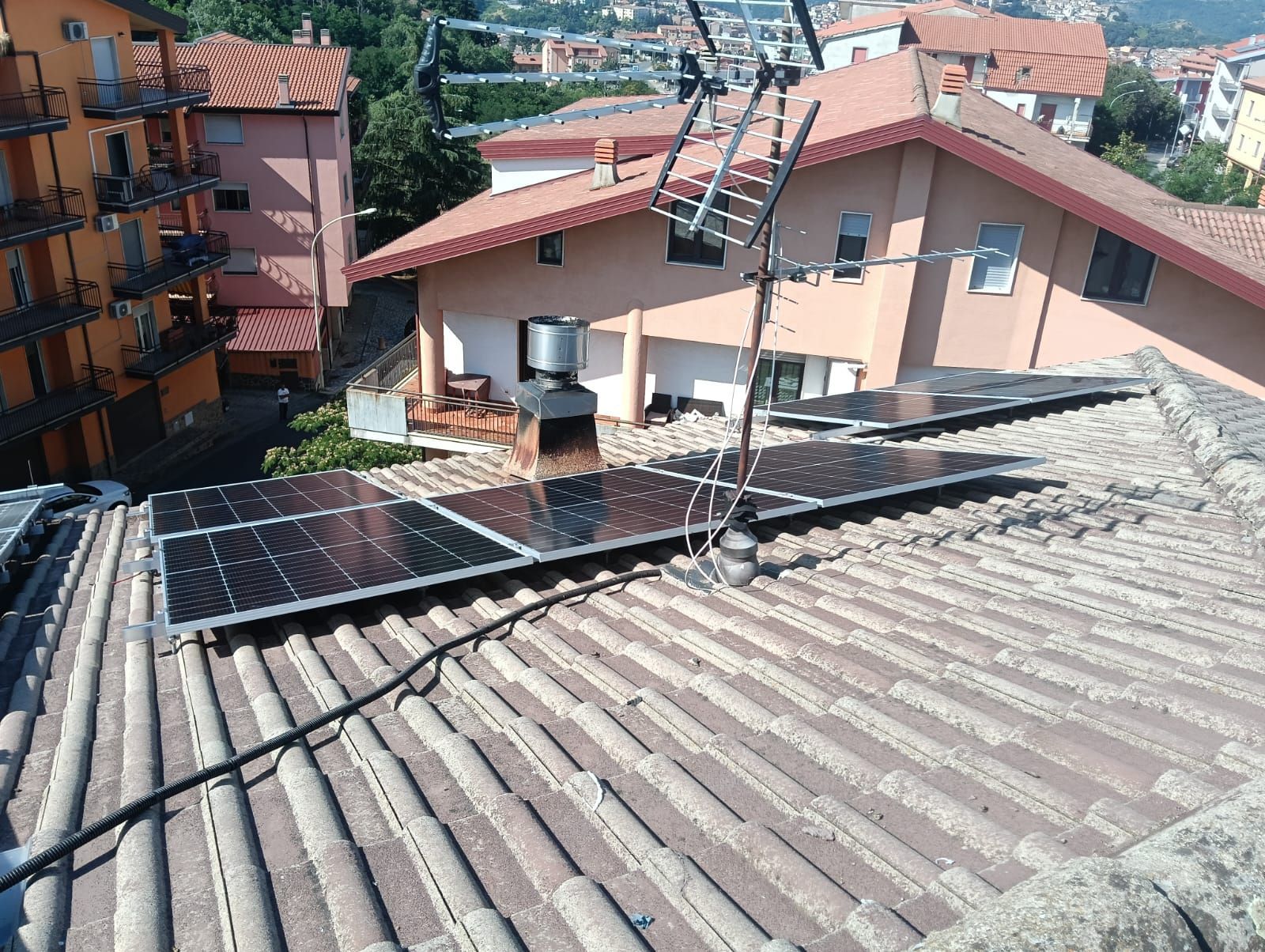 Un tetto con un mucchio di pannelli solari sopra