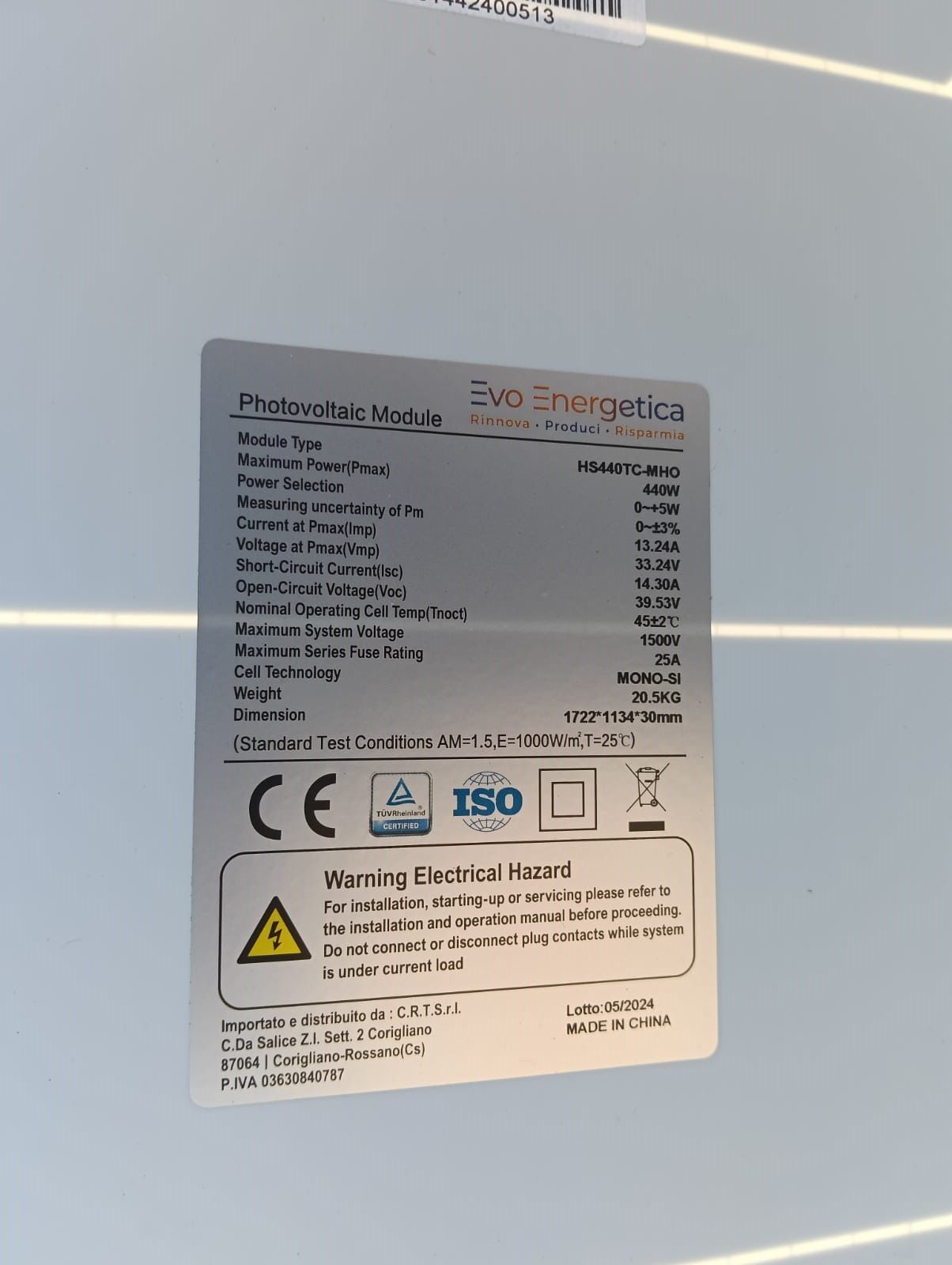 Un primo piano di un'etichetta su un pannello solare