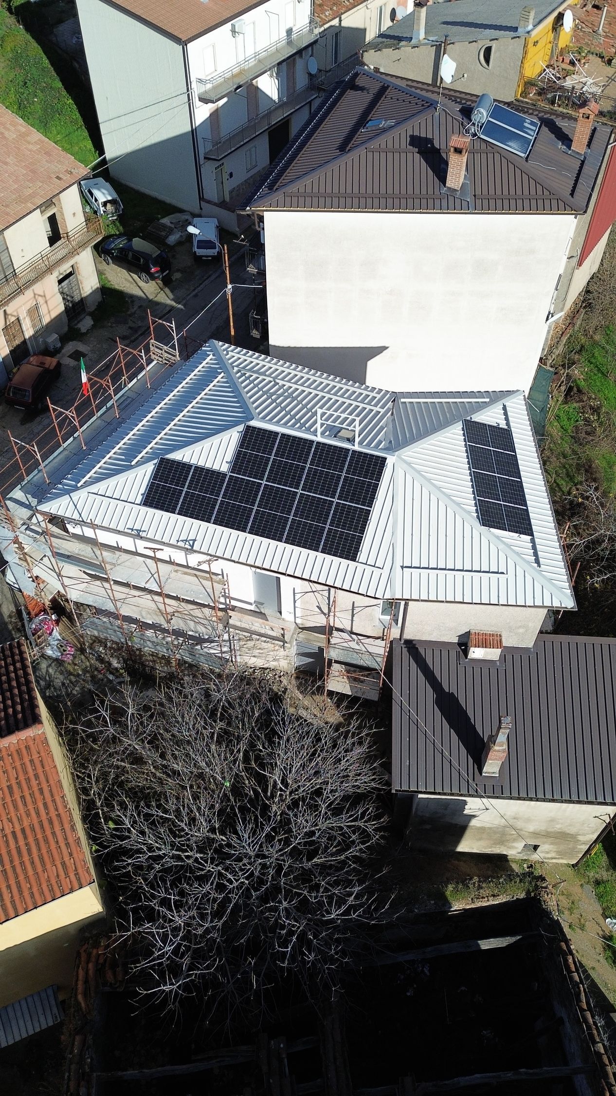 Una vista aerea di un edificio in costruzione con pannelli solari sul tetto.