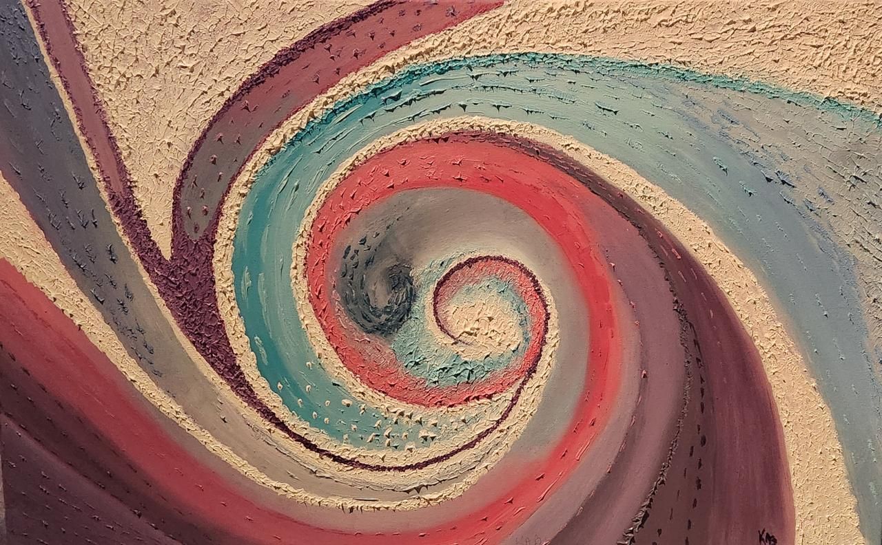 Diseño abstracto en espiral con bandas azules, rosas y violetas sobre un fondo beige texturizado.