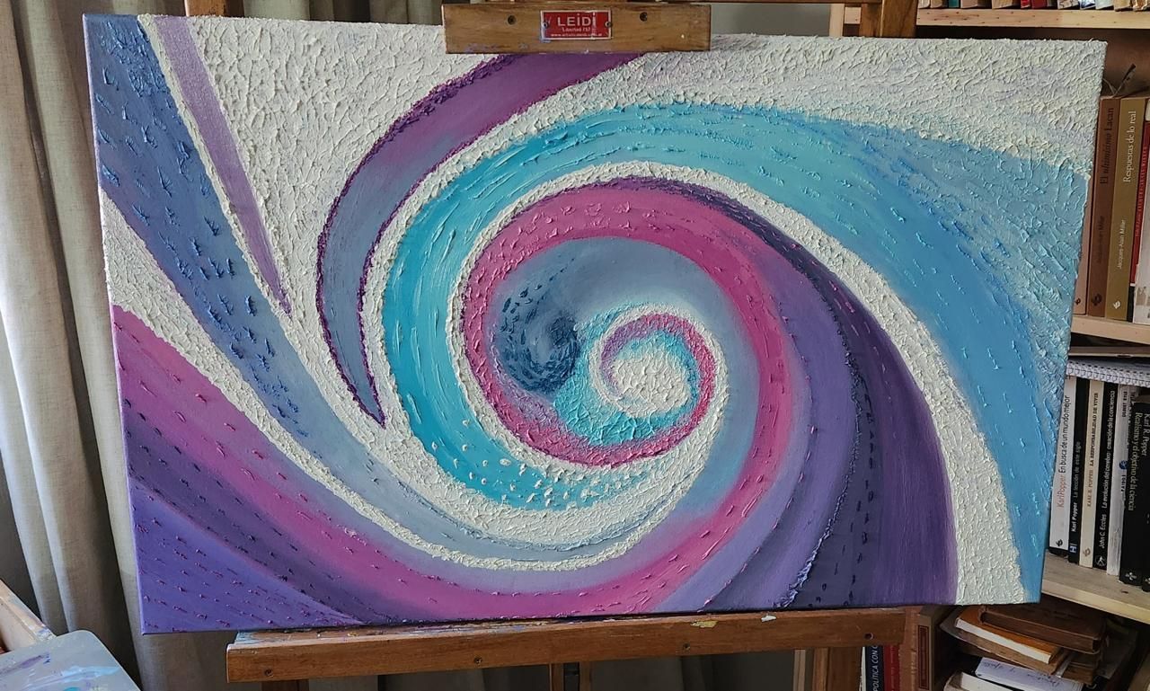 Pintura abstracta de una espiral con tonos de violeta, azul y blanco.
