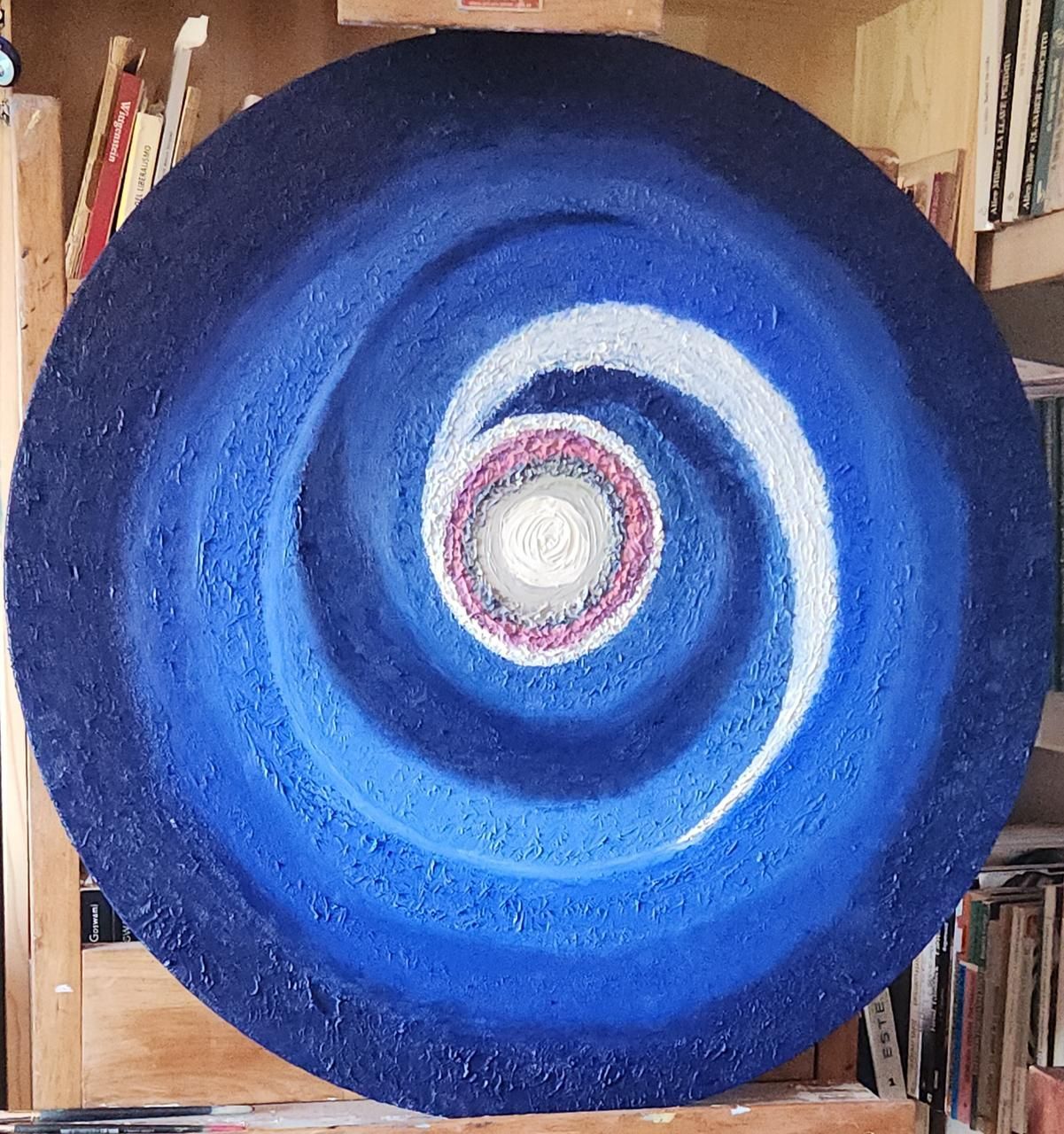 Pintura abstracta circular con gradientes en espiral de color azul y blanco.