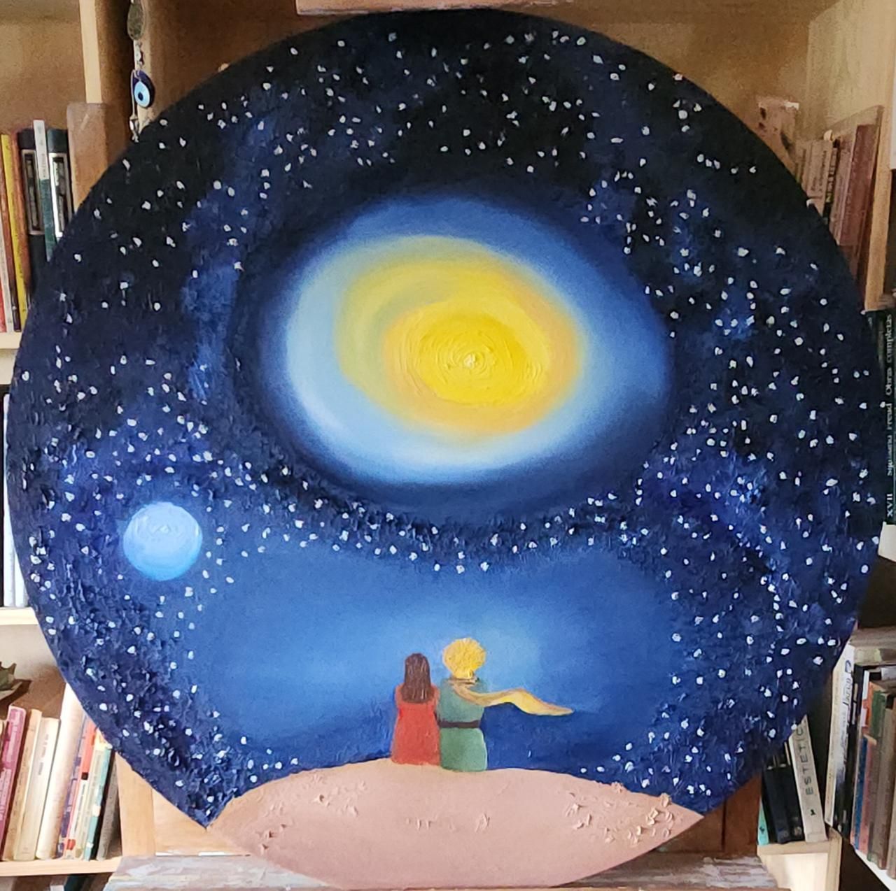 Pintura de dos figuras recortadas contra un cielo nocturno estrellado con un gran orbe amarillo