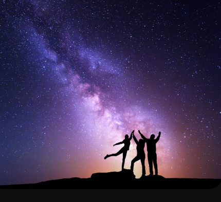 Logotipo de “Teoría KAB” en color blanco sobre fondo azul.