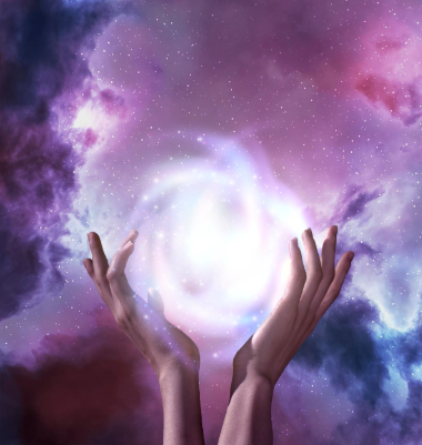 Manos que ahuecan un orbe brillante y giratorio contra un fondo de nebulosa cósmica de tonos púrpura.