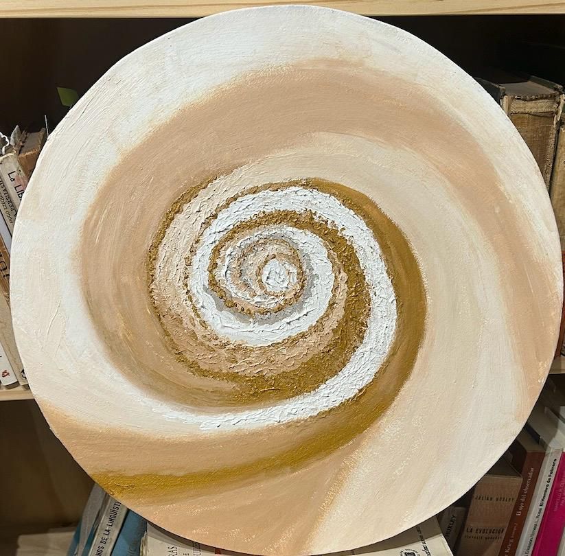 Pintura abstracta circular: Espiral con tonos crema, tostado y dorado.