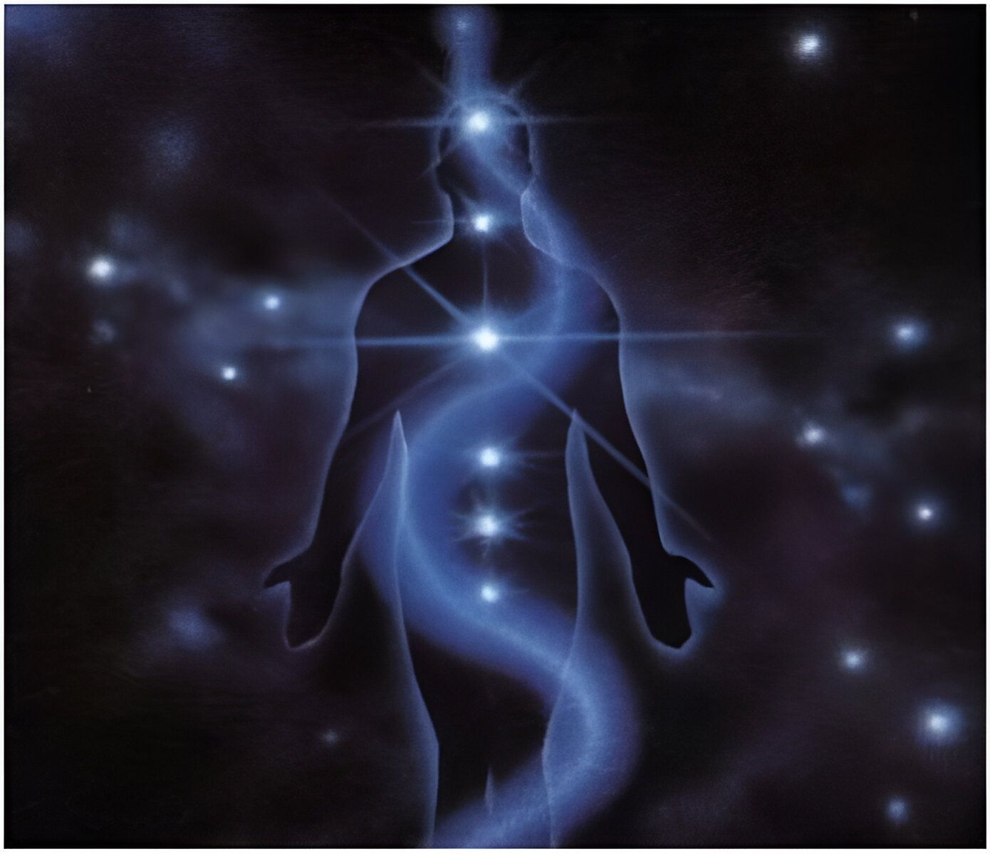Silueta azul de una persona con puntos de energía brillantes a lo largo de la columna y la cabeza.