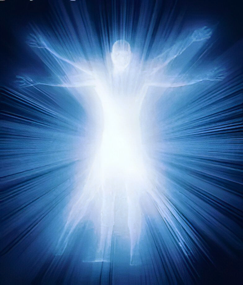 Figura luminosa con los brazos extendidos, irradiando una luz azul brillante.