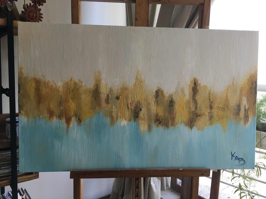 Cuadro abstracto con fondo azul claro, centro dorado y parte superior color crema.