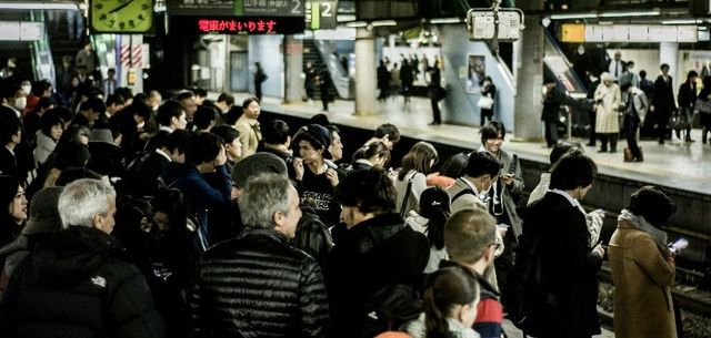 https://lirp.cdn-website.com/b6eb1c06/dms3rep/multi/opt/train-etiquette-crowded-platform-640w.jpg