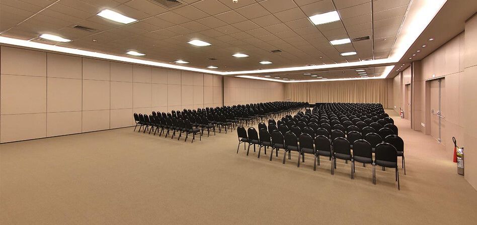 Uma sala grande com fileiras de cadeiras