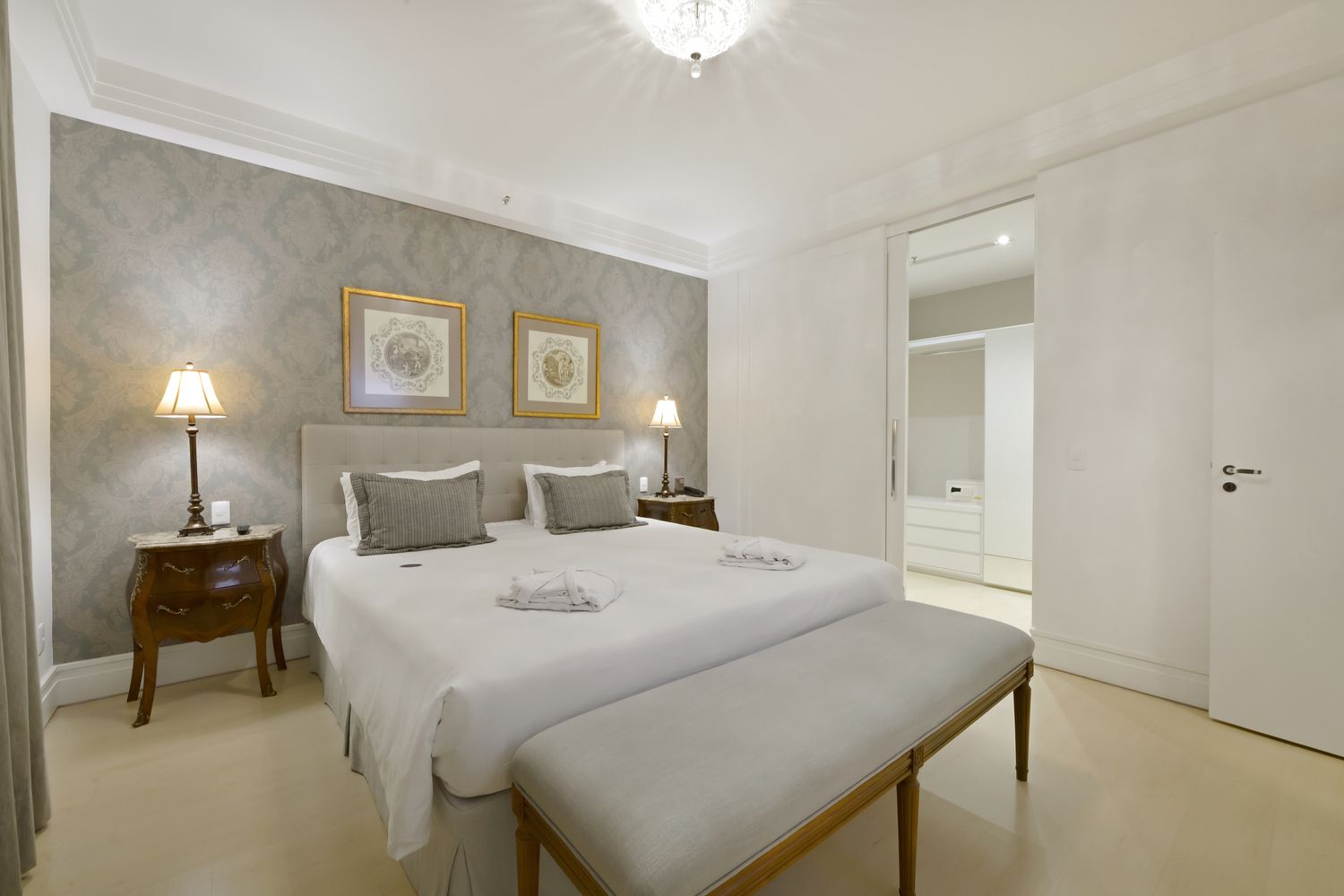 Um quarto de hotel com uma cama grande e uma TV de tela plana.