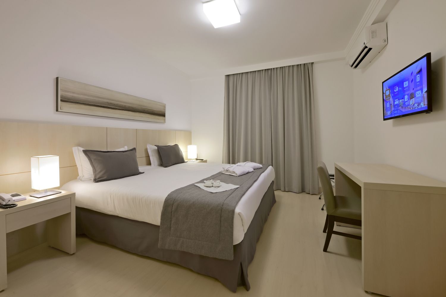 Uma sala de estar com um sofá e um abajur