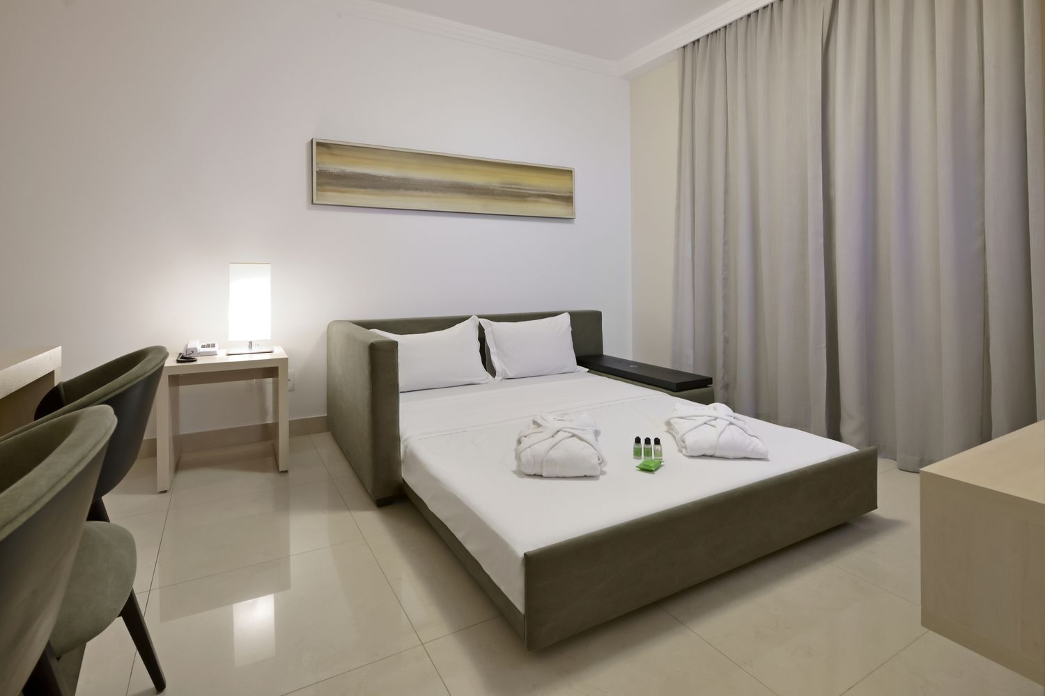 Uma grande academia cheia de equipamentos de exercícios.