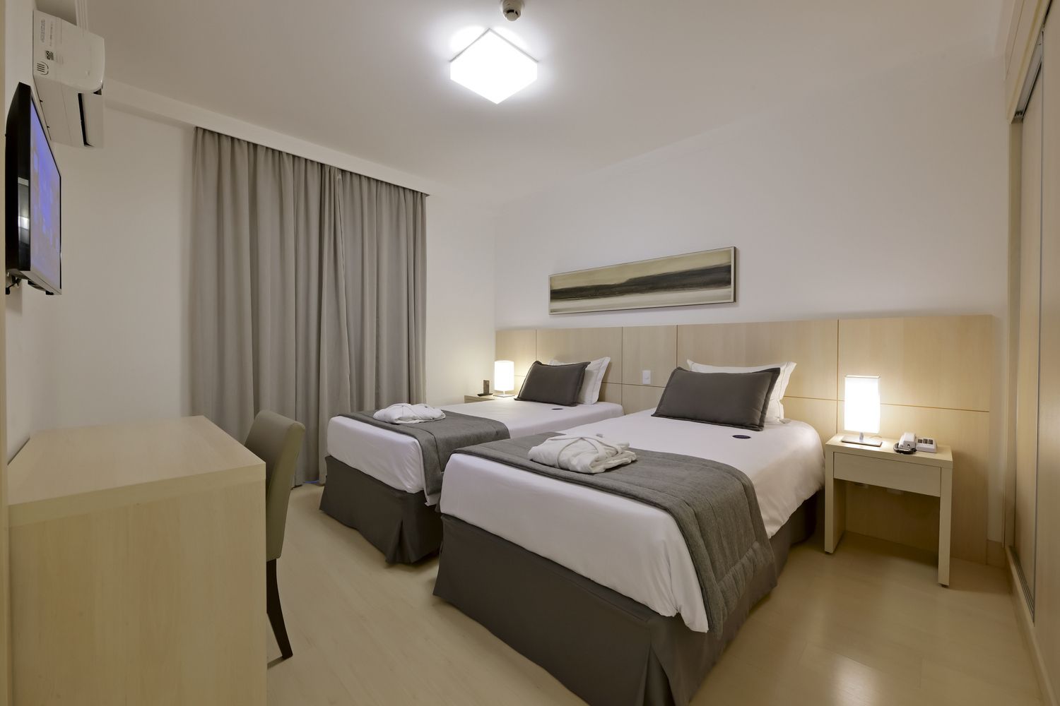 Um banheiro com vaso sanitário, pia, espelho e chuveiro.