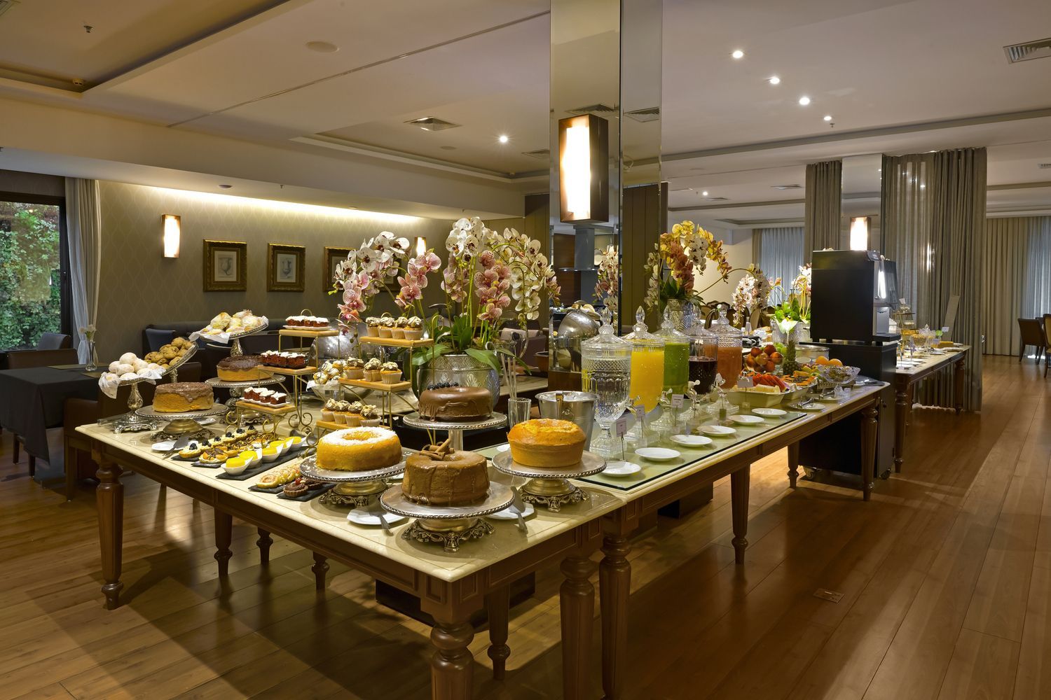 Uma grande sala de jantar com mesas e cadeiras e um bufê.