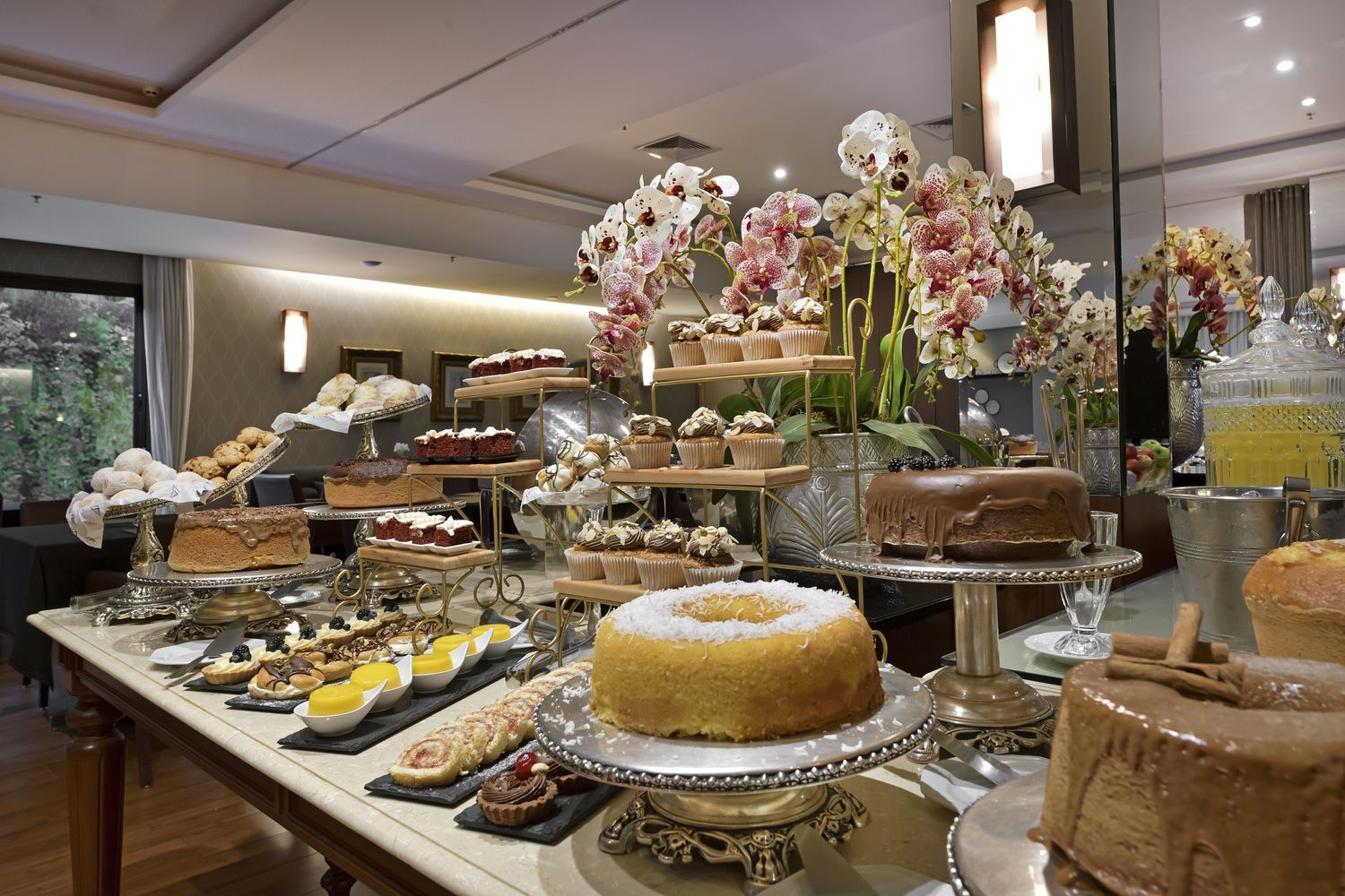 Uma grande sala de jantar com mesas e cadeiras